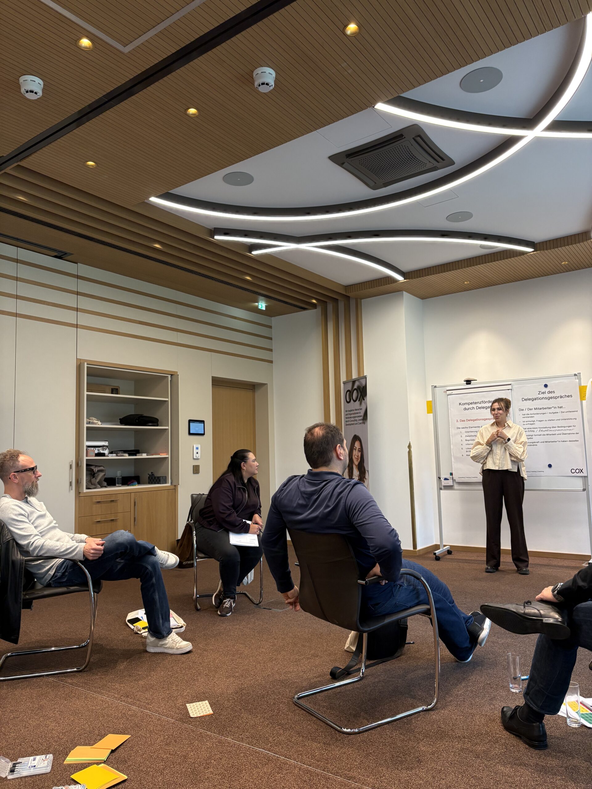 Teilnehmende eines COX Leadership Trainings während einer interaktiven Workshop-Session zum Thema Delegation.